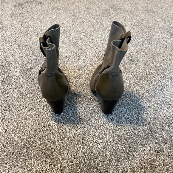 Jessica Simpson Green Ankle Booties with Chelsea Design - Picture 5 of 10